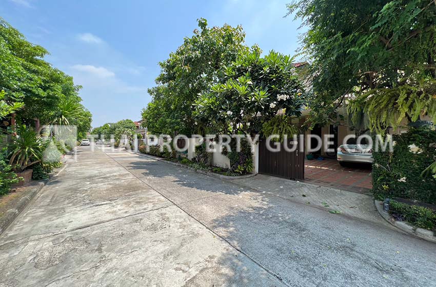 House with Shared Pool for rent in Srinakarin